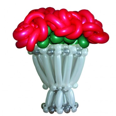 Корзинка с цветами из воздушных шаров "Семь роз"